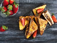 Френски тост / пържени филийки, пълнени с ягоди и банан